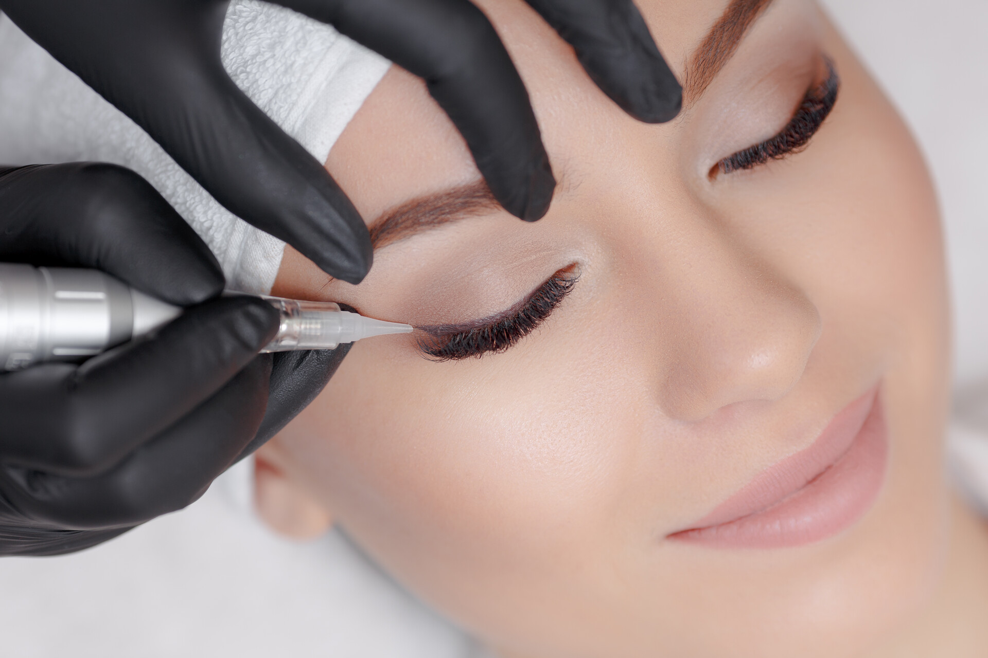 εφαρμογή ημιμόνιμου eyeliner με μηχάνημα επαγγελματική διαδικασία