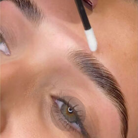 αποτέλεσμα brow lamination σε φυσικά φρύδια