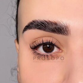 έντονο brow lamination με βαφή φρυδιών
