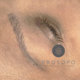 απόλυτα φυσικό microblading φρυδιών